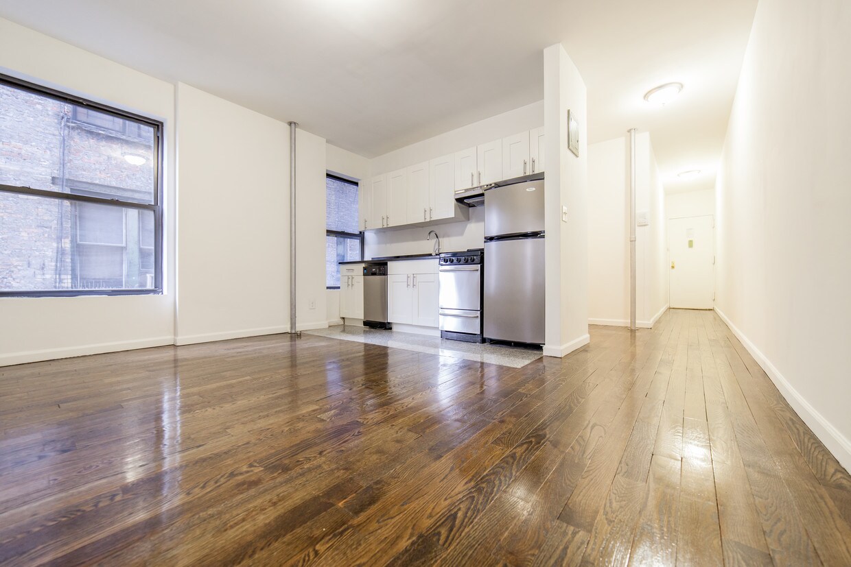 Primary Photo - 155 E 92nd St