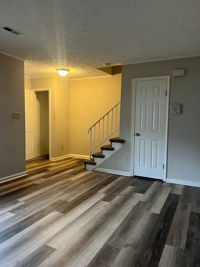 Building Photo - 365 Deputy Ln