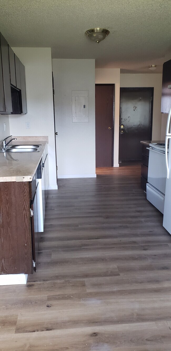 kitchen - 1022 Eastmont Ave