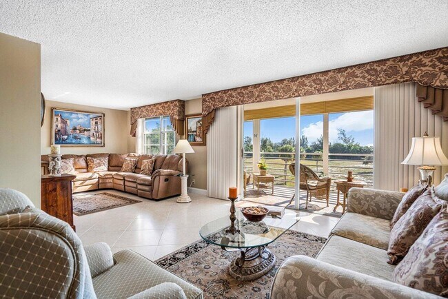 Living / Den - 6200 NW 2nd Ave