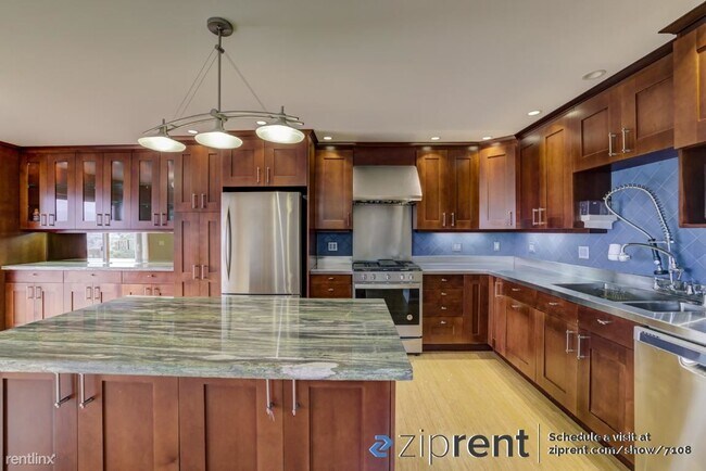 Building Photo - 3 br, 2.5 bath Townhome - 6 Youngs Court, ...