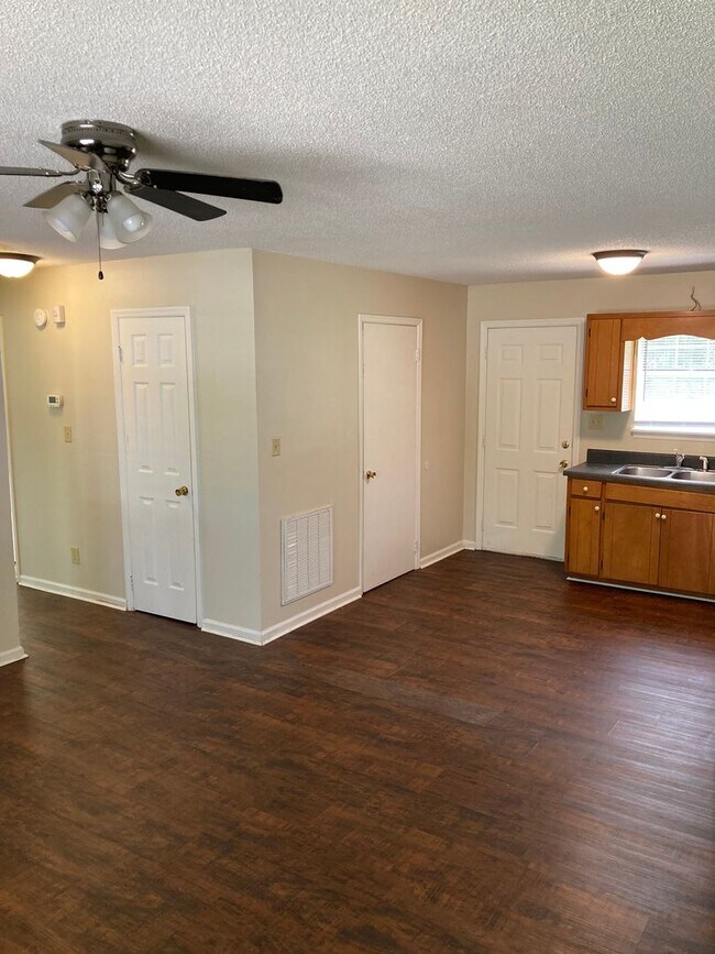 Building Photo - 94/96 Rayburn Dr.