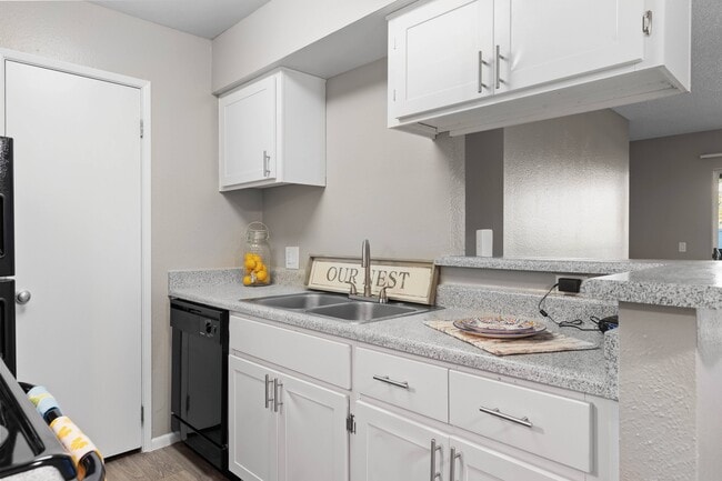 Interior Photo - River Oaks