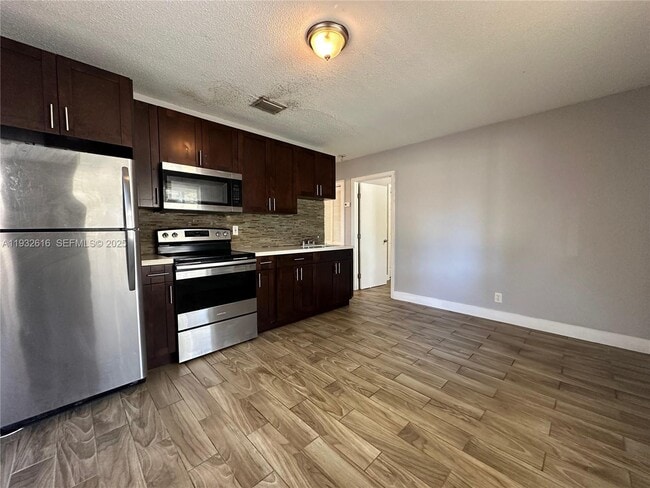 Foto del edificio - 647 NW 3rd Ave