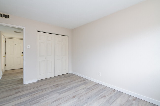 Foto del edificio - Forest Creek Apartments