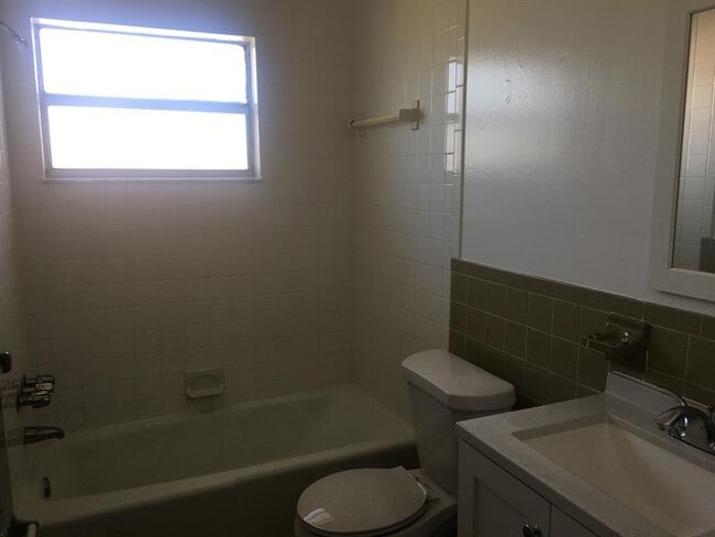 Building Photo - 5831 SW 36th Ct