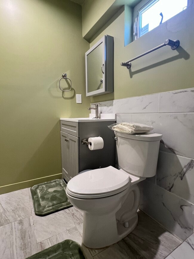 Baño de ADU - 14616 Valerio St