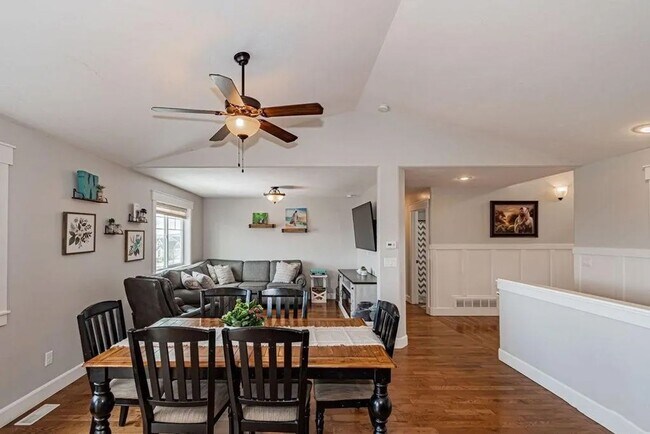 Foto del edificio - LOCATION, LOCATION, LOCATION - 4 Bedroom 3 Bath Home with TONS of storage. THIS PRICE INCLUDES TH...