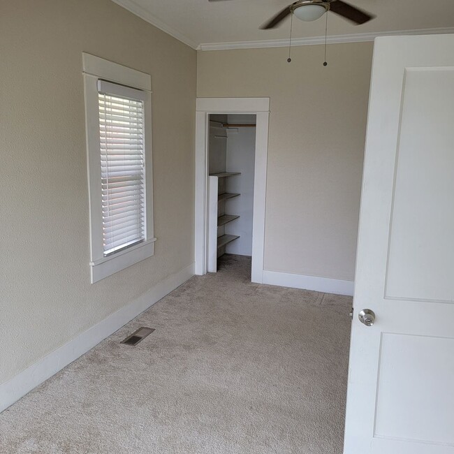 Building Photo - Charming 2-Bedroom House Near Downtown Oak Harbor
