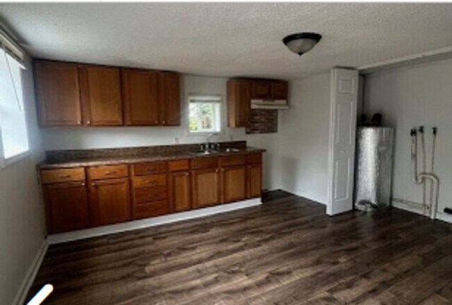 Foto del edificio - Charming 2BR Home with Large Front Porch & Spacious Kitchen