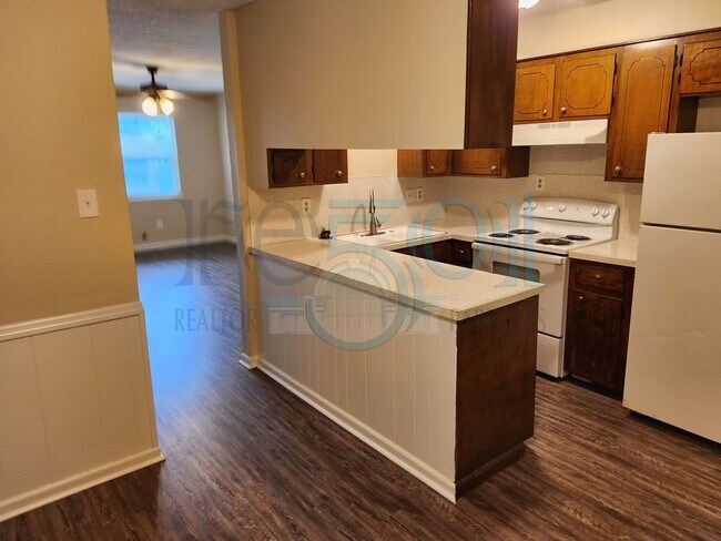Building Photo - Newly Remodeled Townhouse in Hillcrest Area