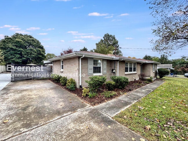 Building Photo - 115 Newport Dr