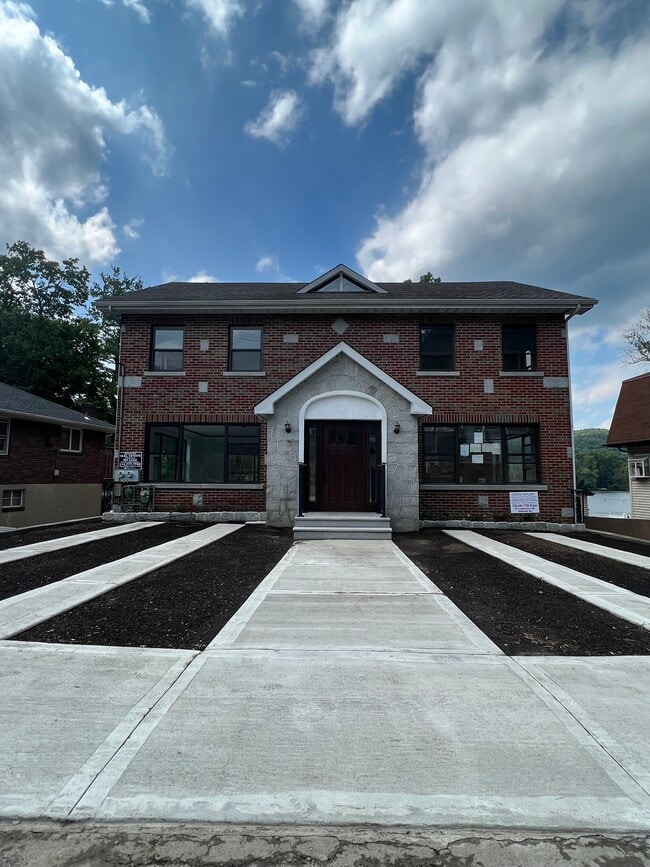 Building Photo - 37 Lakeshore Dr
