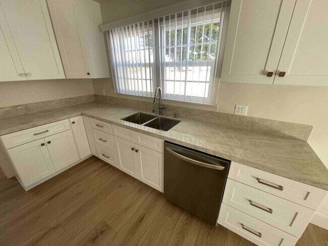 Foto del edificio - COMPLETELY REMODELED WOODLAND HILLS POOL HOME!