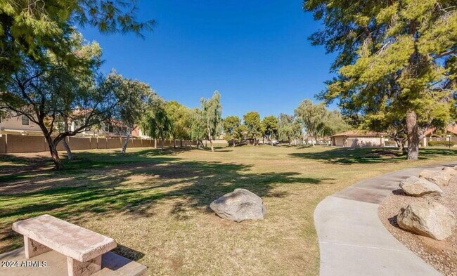 Foto del edificio - 8813 E Charter Oak Dr