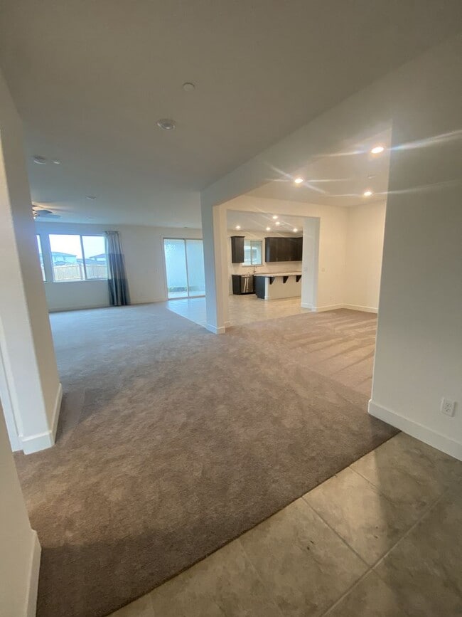 Building Photo - Beautiful and SPACIOUS 5 bedroom 3 bath Le...