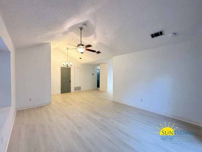 Building Photo - Beautiful 2 Bedroom Home in Fort Walton Be...