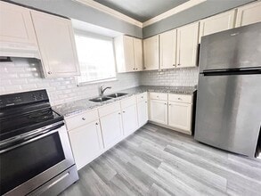 Building Photo - 911 Byrne St