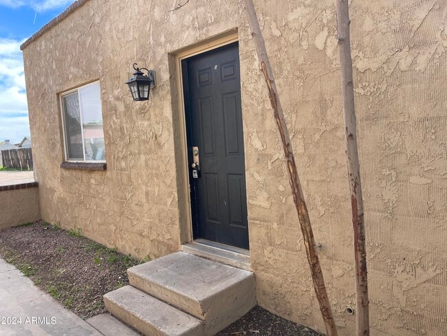 Building Photo - 916 N Pueblo Dr