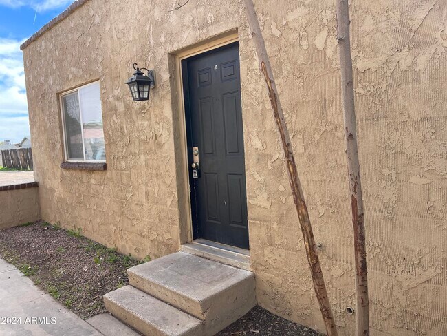 Foto del edificio - 916 N Pueblo Dr