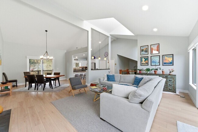 Building Photo - 3861 Silver Spur Cir