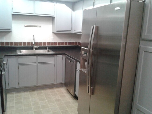 Building Photo - "FREE RENT! Early move-in available. Inter...