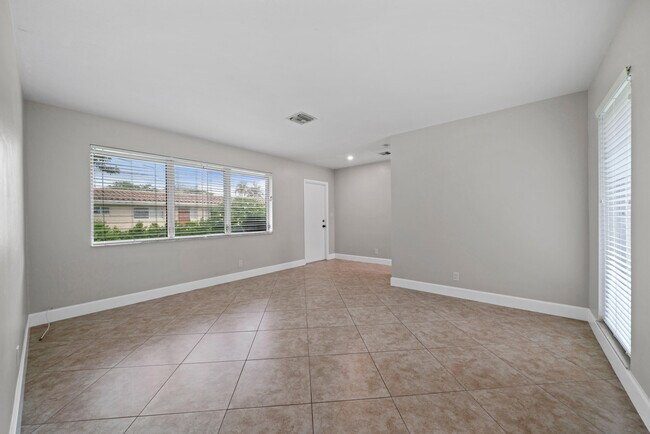Foto del edificio - 541 NE 44th St
