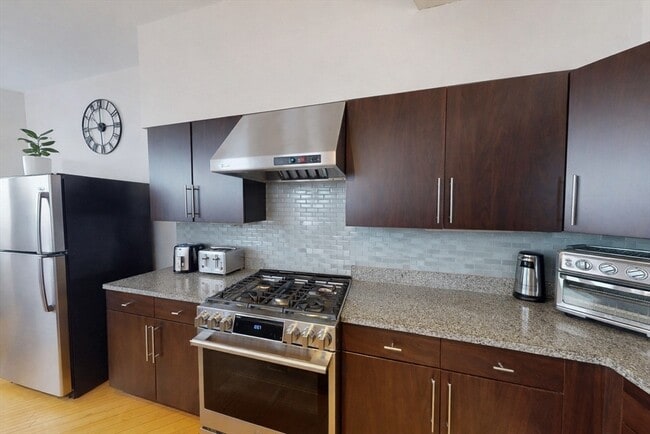 Building Photo - 72 Kent St