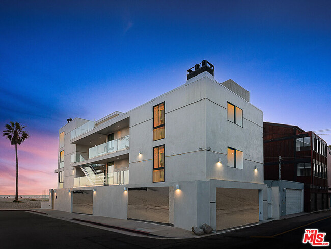 Building Photo - 2419 Ocean Front Walk