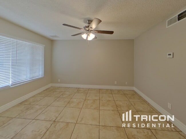 Building Photo - 9833 N 47th Drive Glendale AZ