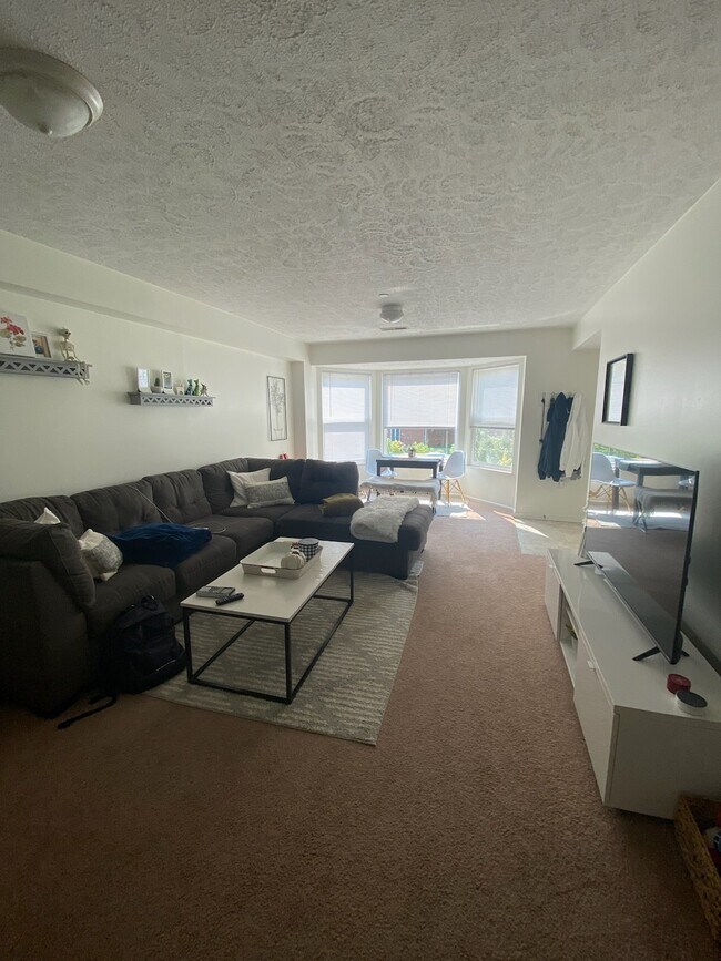 2BR, 2BA - 894 SF - Unidad B - Sycamore Place