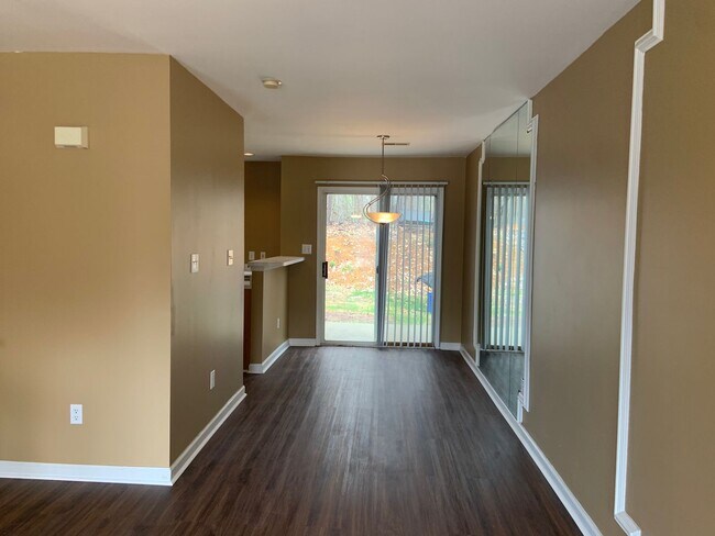 Building Photo - 2 bedroom townhome in Chelsea Commons