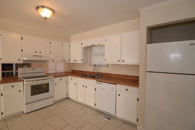 Building Photo - Large 3 Bed/2 Bath House for Lease in Heph...