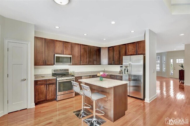 Foto del edificio - 3 McCormick Ave N