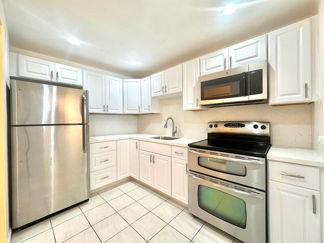Foto principal - 1075 W 68th St