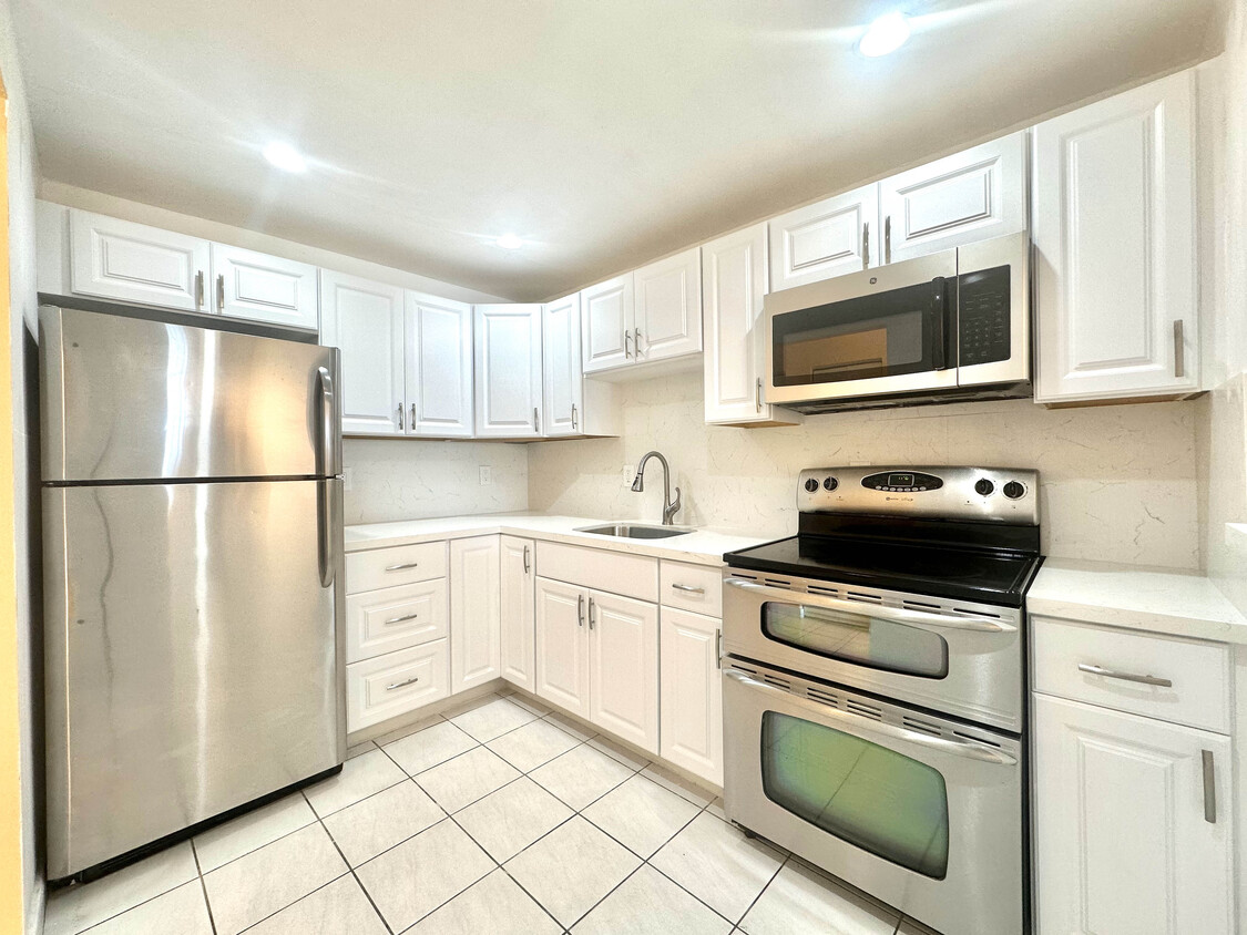 Primary Photo - 1075 W 68th St