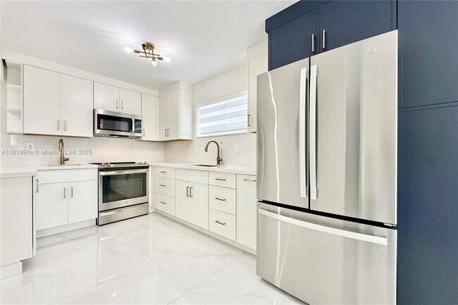 Building Photo - 4122 Collins Ave