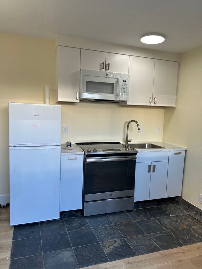 Foto del edificio - Newly Updated Detached Studio w/Private Deck in Prime Castro Location