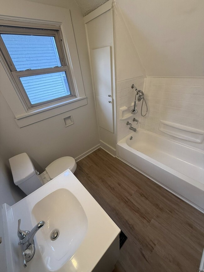 Building Photo - 517 Echo Ave