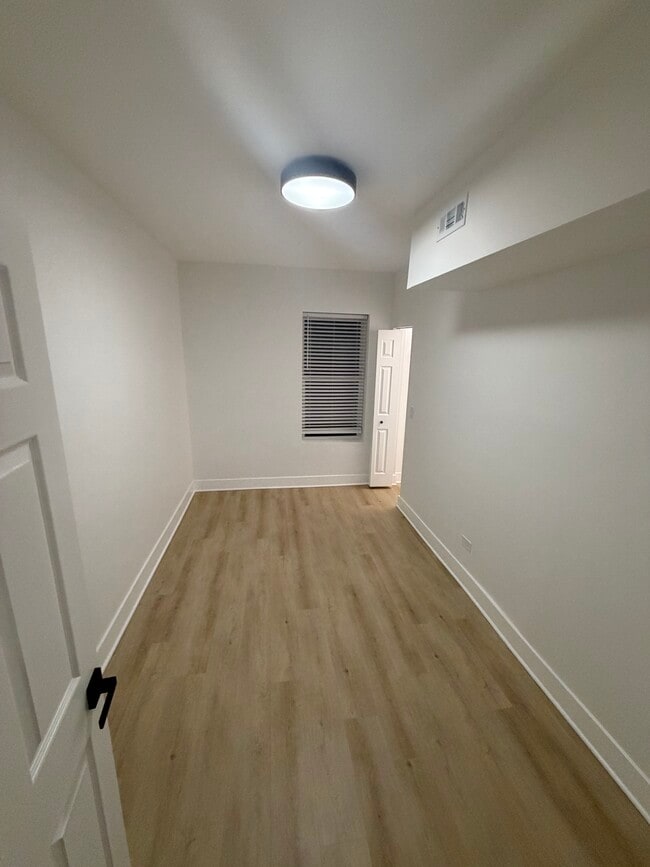 Foto del edificio - 3049 W Berteau Ave