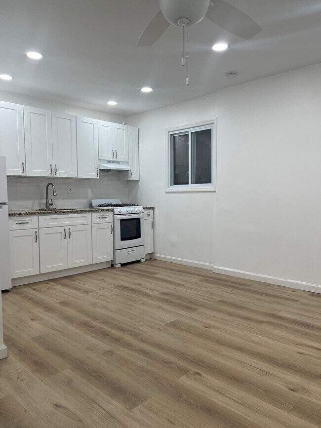Building Photo - 521 35th St
