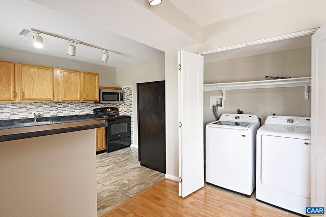 Building Photo - 1223 Villa Ln