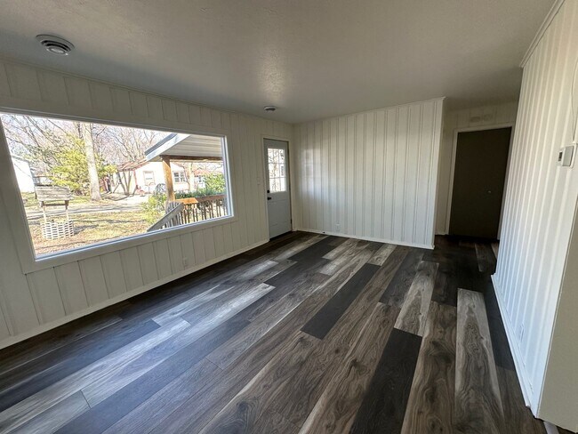 Foto del edificio - FREE MAY RENT!! Freshly Updated 2 Bedroom ...