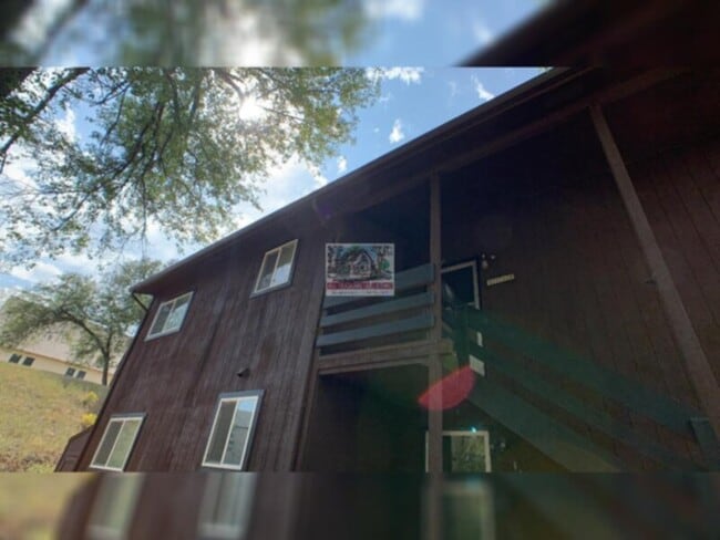 Foto del edificio - Tired of outdated rentals? This stunning two bedroom upper level duplex unit boasts a complete moder