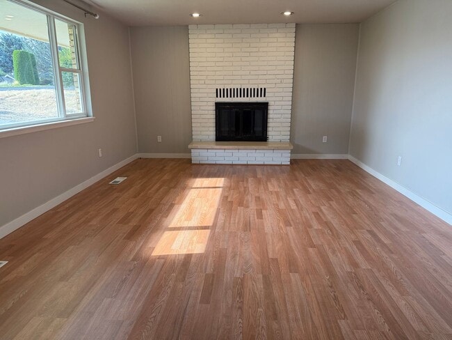 Foto del edificio - Spacious 3 Bedroom Home with Large Yard & ...