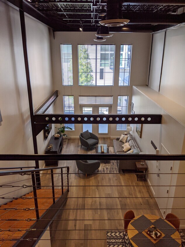 Sala de estar desde el loft - 112 S 12th St