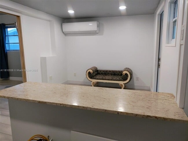 Foto del edificio - 1090 W 60th St