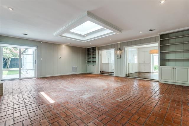 Building Photo - 4625 N Versailles Ave