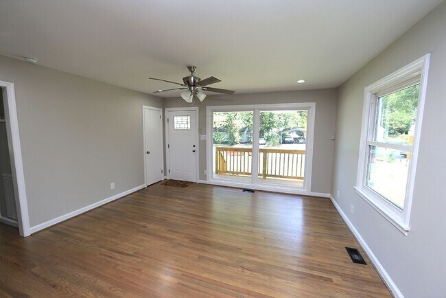 Building Photo - Updated Brick Ranch Home in Vibrant Downto...