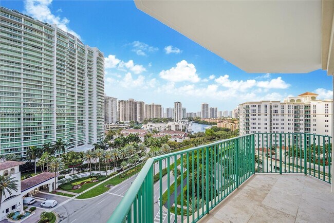 Foto del edificio - 20000 E Country Club Dr